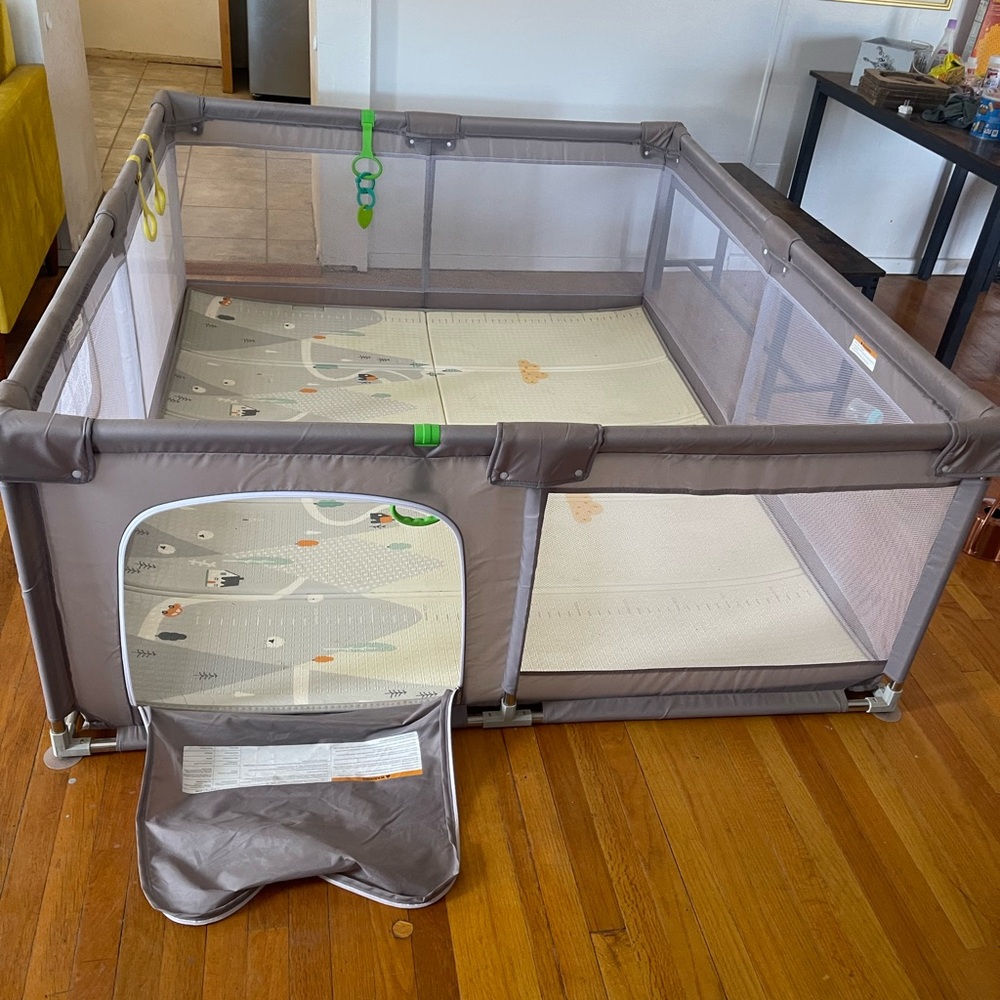 5’ x 6’ play space with removable cushioned mat